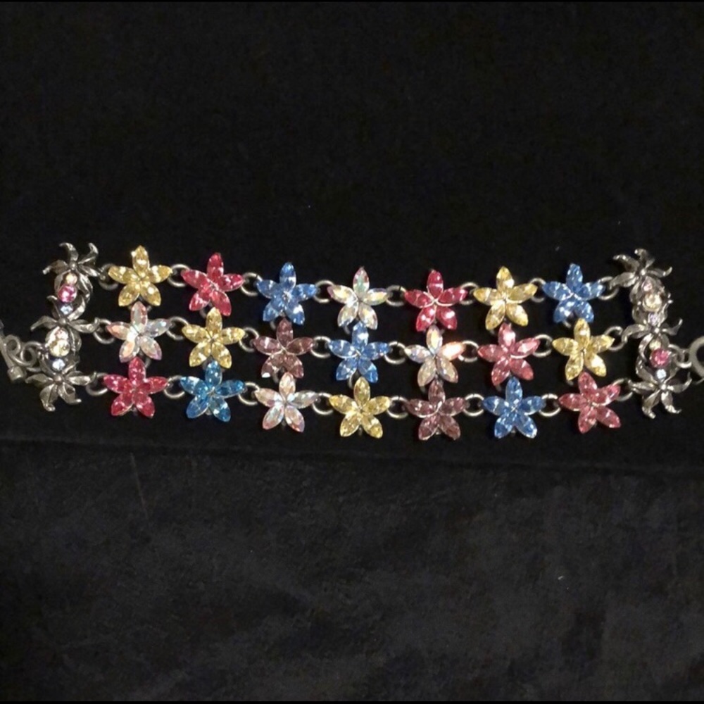 Flower jeweled bracelet